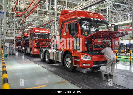 200911 -- PEKING, 11. September 2020 -- Mitarbeiter arbeiten in einer Montagewerkstatt der FAW-Volkswagen Automobile Co., Ltd. In Changchun, Hauptstadt der nordöstlichen chinesischen Provinz Jilin, 1. September 2020. First Automotive Works FAW Group Co., Ltd., Chinas führender Autohersteller, verkaufte im August 314.454 Fahrzeuge, was einem Anstieg von 14 Prozent gegenüber dem Vorjahr entspricht, laut Unternehmensquellen. XINHUA FOTOS DES TAGES ZhangxNan PUBLICATIONxNOTxINxCHN Stockfoto
