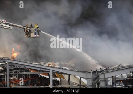 200911 -- PEKING, 11. September 2020 -- Feuerwehrleute löschten das Feuer im Hafen von Beirut im Libanon, 10. September 2020. Die libanesische Armee gab am Donnerstag bekannt, dass der massive Brand, der im Hafen von Beirut ausbrach, aus einem Lager stammt, das Öl- und Reifenablagerungen enthält, berichtete der lokale TV-Sender MTV. MTV gab an, dass Schweißarbeiten im Lagerhaus zu einem Brand geführt hätten. XINHUA FOTOS DES TAGES BilalxJawich PUBLICATIONxNOTxINxCHN Stockfoto
