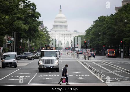 200911 -- PEKING, 11. September 2020 -- Ein Mann überquert eine Straße in der Nähe des Capitol Building in Washington, D.C., USA, 9. September 2020. Laut dem Center for Systems Science and Engineering CSSE an der Johns Hopkins University übertrafen COVID-19-Todesfälle am Mittwoch 190.000. Die Zahl der Todesopfer in den Vereinigten Staaten stieg mit einer Zahl von 6,3 Millionen US-Dollar ab 16.28 Uhr Ortszeit 2028 GMT auf 190.478, so die CSSE. XINHUA FOTOS DES TAGES LiuxJie PUBLICATIONxNOTxINxCHN Stockfoto
