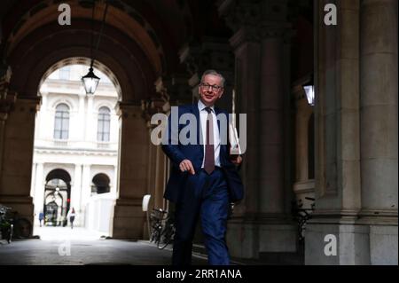 200911 -- LONDON, 11. September 2020 -- der britische Minister Michael Gove geht zur 10 Downing Street in London, Großbritannien, 8. September 2020. Hochrangige Beamte aus der EU und Großbritannien trafen sich am Donnerstag in London zu Gesprächen über ein umstrittenes Brexit-Gesetz, da der britische Premierminister Boris Johnson beabsichtigte, wichtige Teile des zuvor mit Brüssel vereinbarten Austrittsabkommens zu übergehen. GROSSBRITANNIEN-LONDON-BREXIT-RECHNUNGSGESPRÄCHE HanxYan PUBLICATIONxNOTxINxCHN Stockfoto