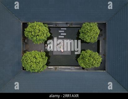 200911 -- HANGZHOU, 11. September 2020 -- Luftaufnahme aufgenommen am 21. April 2018 zeigt Liang Zhefeng 1st L, Besitzer einer Gastfamilie, die auf einem alten Haus gebaut wurde und den Gästen in seiner Gastfamilie im Bezirk Shangyu der Stadt Shaoxing, ostchinesische Provinz Zhejiang Tee serviert. In den letzten 15 Jahren haben zahlreiche Dörfer in der Provinz Zhejiang, die von der Überzeugung geleitet wurden, dass luzide Gewässer und üppige Berge unschätzbare Werte darstellen, Umweltveränderungen durchlaufen, Kapitalinvestitionen zurück in die Landschaft gezogen und die Entwicklung des Gastgewerbes gefördert. Als Pionier und Entdecker in Th Stockfoto