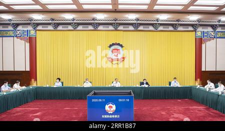 200911 -- PEKING, 11. September 2020 -- Wang Yang, Mitglied des Ständigen Ausschusses des Politischen Büros des Zentralkomitees der Kommunistischen Partei Chinas und Vorsitzender der Politischen Konsultativkonferenz des chinesischen Volkes, CPPCC National Committee, Vorsitz bei einem zweiwöchentlichen Seminar, das vom CPPCC-Nationalkomitee in Peking, der Hauptstadt Chinas, am 11. September 2020 abgehalten wird. CHINA-BEIJING-WANG YANG-CPPCC-SEMINAR CN LIXTAO PUBLICATIONXNOTXINXCHN Stockfoto