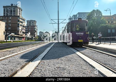 Renovierte Sarajevo Straßenbahnlinie zwischen Skenderija - Cengic Vila Stockfoto