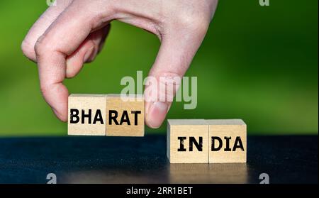 Hand pickt Würfel mit dem Namen Bharat anstelle von Indien. Symbol für die Diskussion, wie man Indien nennt. Stockfoto