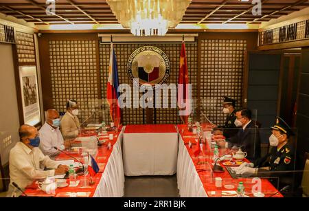 200912 -- MANILA, 12. September 2020 -- der chinesische Staatsrat und Verteidigungsminister Wei Fenghe 1st R führt Gespräche mit dem philippinischen Verteidigungsminister Delfin Lorenzana 1st L in Manila, Philippinen, 11. September 2020. PHILIPPINEN-MANILA-CHINA-WEI FENGHE-VERTEIDIGUNGSMINISTER-GESPRÄCHE XINHUA PUBLICATIONXNOTXINXCHN Stockfoto