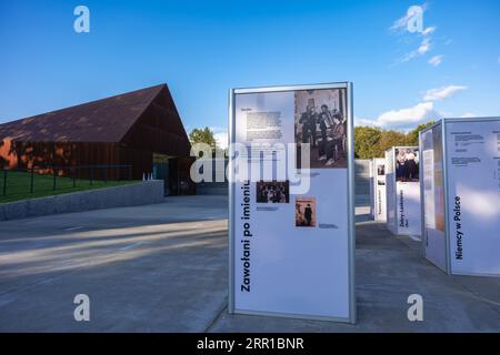 Markowa, Polen - September 2023, Ulma Family Museum of Poles Saving Jews in World war II, Geschichtstafel vor dem Gebäude, Ulmowie z Markowej, Stockfoto