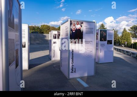 Markowa, Polen - September 2023, Ulma Family Museum of Poles Saving Jews in World war II, Geschichtstafel vor dem Gebäude, Ulmowie z Markowej, Stockfoto