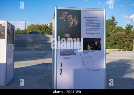 Markowa, Polen - September 2023, Ulma Family Museum of Poles Saving Jews in World war II, Geschichtstafel vor dem Gebäude, Ulmowie z Markowej, Stockfoto