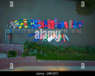 Luftaufnahme der Bootsvermietungsstation am alten Greetsieler Sieltief, Greetsiel, Niedersachsen, Deutschland, Europa Stockfoto