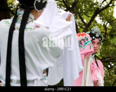 200912 -- SUZHOU, 12. September 2020 -- Junge Teilnehmer spielen Kunqu, eine der ältesten Formen der chinesischen Oper, während eines Wettbewerbs im Huqiu Scenic Area in Suzhou, Ostchinesische Provinz Jiangsu, 12. September 2020. Am Samstag fand hier ein Kunqu-Wettbewerb für Kinder statt. Foto von /Xinhua CHINA-JIANGSU-SUZHOU-KUNQU-YOUNG CONTESTANTS CN HangxXingwei PUBLICATIONxNOTxINxCHN Stockfoto