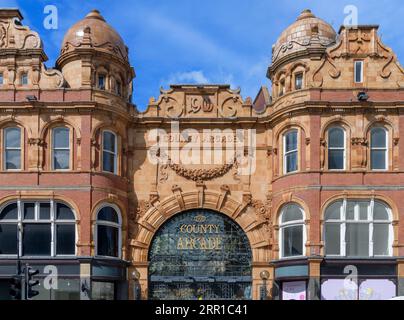 County Arcade in Leeds, fertiggestellt 1904. Inspiriert von der Galleria in Mailand. Mit Fassgewölbe, Buntglasdach, dekorativen Metallarbeiten und Marmor. Stockfoto