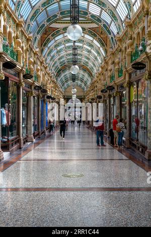 County Arcade in Leeds, fertiggestellt 1904. Inspiriert von der Galleria in Mailand. Mit Fassgewölbe, Buntglasdach, dekorativen Metallarbeiten und Marmor. Stockfoto