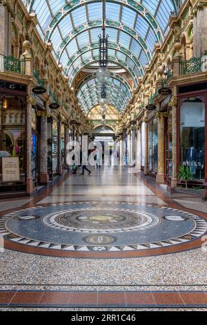 County Arcade in Leeds, fertiggestellt 1904. Inspiriert von der Galleria in Mailand. Mit Fassgewölbe, Buntglasdach, dekorativen Metallarbeiten und Marmor. Stockfoto