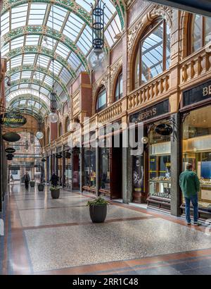 County Arcade in Leeds, fertiggestellt 1904. Inspiriert von der Galleria in Mailand. Mit Fassgewölbe, Buntglasdach, dekorativen Metallarbeiten und Marmor. Stockfoto