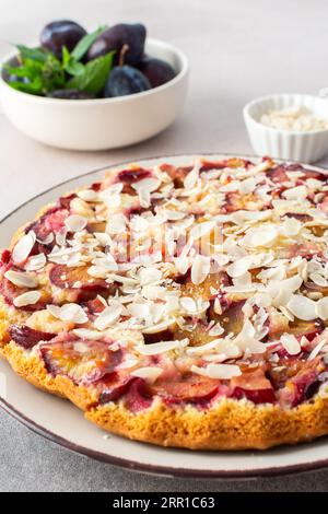 Pflaumenkuchen mit Mandelflocken, Sommerkuchen mit Früchten der Saison Stockfoto