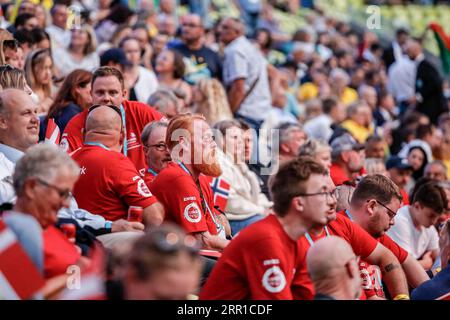 Danzig, Polen. September 2023. Die Zuschauer jubeln, wenn die Teilnehmer der EuroSkills Danzig 2023 bei der offiziellen Eröffnungszeremonie in der Polsat Plus Arena Danzig auf die Bühne treten. EuroSkills GDA?SK 2023 ist die achte Ausgabe des alle zwei Jahre stattfindenden EuroSkills Competition - der größten Veranstaltung für berufliche Bildung und Kompetenzexzellenz in Europa. Quelle: SOPA Images Limited/Alamy Live News Stockfoto