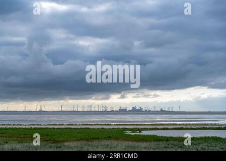 Blick vom Leuchtturm Campen auf Industrieanlagen in Eemshaven, Campen, Niedersachsen, Deutschland, Europa Stockfoto