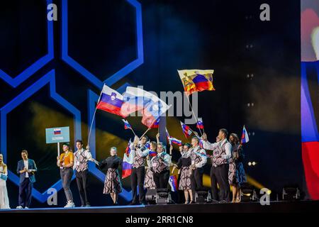 Danzig, Polen. September 2023. Teilnehmer aus Slowenien treten bei der offiziellen Eröffnungszeremonie von EuroSkills Danzig 2023 in der Polsat Plus Arena Danzig auf die Bühne. EuroSkills GDA?SK 2023 ist die achte Ausgabe des alle zwei Jahre stattfindenden EuroSkills Competition - der größten Veranstaltung für berufliche Bildung und Kompetenzexzellenz in Europa. Quelle: SOPA Images Limited/Alamy Live News Stockfoto