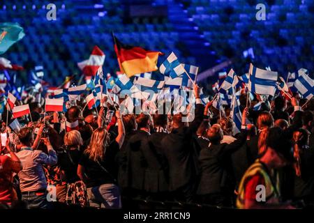 Danzig, Polen. September 2023. Die Zuschauer jubeln, wenn die Teilnehmer der EuroSkills Danzig 2023 bei der offiziellen Eröffnungszeremonie in der Polsat Plus Arena Danzig auf die Bühne treten. EuroSkills GDA?SK 2023 ist die achte Ausgabe des alle zwei Jahre stattfindenden EuroSkills Competition - der größten Veranstaltung für berufliche Bildung und Kompetenzexzellenz in Europa. Quelle: SOPA Images Limited/Alamy Live News Stockfoto