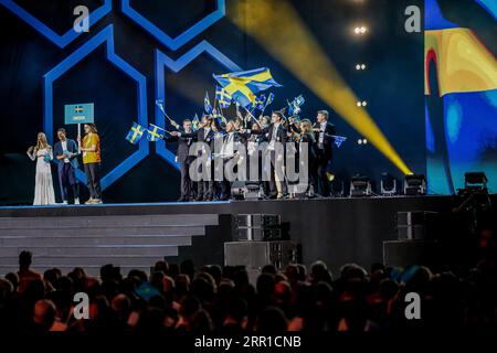 Danzig, Polen. September 2023. Teilnehmer aus Schweden treten während der offiziellen Eröffnungszeremonie von EuroSkills Danzig 2023 in der Polsat Plus Arena Danzig auf die Bühne. EuroSkills GDA?SK 2023 ist die achte Ausgabe des alle zwei Jahre stattfindenden EuroSkills Competition - der größten Veranstaltung für berufliche Bildung und Kompetenzexzellenz in Europa. Quelle: SOPA Images Limited/Alamy Live News Stockfoto