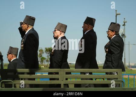 Izmir, Türkei - 30. August 2023: Auf dem Platz der Republik während der Feierlichkeiten zum Siegestag stehen türkische Kriegsveteranen hoch und grüßen aus dem Bett von A Stockfoto