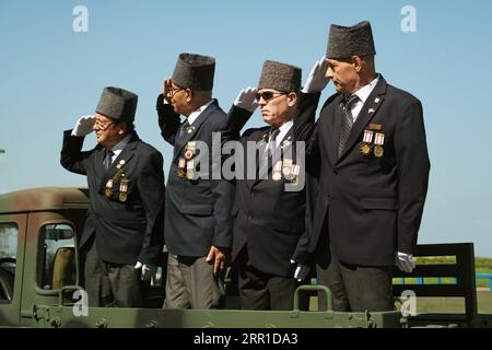 Izmir, Türkei - 30. August 2023: Auf dem Platz der Republik während der Feierlichkeiten zum Siegestag stehen türkische Kriegsveteranen hoch und grüßen aus dem Bett von A Stockfoto