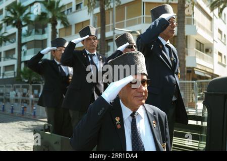 Izmir, Türkei - 30. August 2023: Auf dem Platz der Republik während der Feierlichkeiten zum Siegestag stehen türkische Kriegsveteranen hoch und grüßen aus dem Bett von A Stockfoto