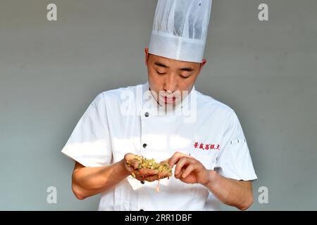 200914 -- ZHENGZHOU, 14. September 2020 -- Zhang Xu überprüft die Wasserbeständigkeit der Mooncake-Füllung in der Mooncake-Bäckerei Jingshengchang im Xiayi County, Shangqiu, zentralchinesische Provinz Henan, 13. September 2020. Im Alter von 31 Jahren ist Zhang Xu bereits Chefkoch von Jingshengchang, einer 1860 gegründeten Mooncake-Bäckerei mit Sitz in Henan. Mondkuchen, die in Jingshengchang hergestellt werden, zeichnen sich durch knusprige Krusten und großzügige Füllungen aus, gepaart mit einer sorgfältigen Auswahl an Bäckereifähigkeiten, die Zhang seit seinem Schulabschluss im Jahr 2007 gelernt hatte. Unsere Backkünste sind ein großer Schatz, sagt Zhang. Ich werde meine machen Stockfoto