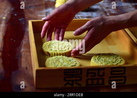 200914 -- ZHENGZHOU, 14. September 2020 -- Zhang Xu stellt Mondkuchen bereit zum Backen in der Mondkuchenbäckerei Jingshengchang im Xiayi County, Shangqiu, zentralchinesische Provinz Henan, 13. September 2020. Im Alter von 31 Jahren ist Zhang Xu bereits Chefkoch von Jingshengchang, einer 1860 gegründeten Mooncake-Bäckerei mit Sitz in Henan. Mondkuchen, die in Jingshengchang hergestellt werden, zeichnen sich durch knusprige Krusten und großzügige Füllungen aus, gepaart mit einer sorgfältigen Auswahl an Bäckereifähigkeiten, die Zhang seit seinem Schulabschluss im Jahr 2007 gelernt hatte. Unsere Backkünste sind ein großer Schatz, sagt Zhang. Ich werde mein Bestes geben Stockfoto