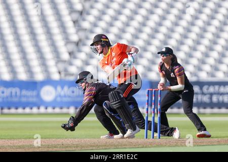 Sparks Wicket Keeper, Abbey Freeborn (links) und Blaze's Nat Sciver-Brunt (Mitte) in Aktion mit Sparks Kapitän Eve Jones im Hintergrund in Birm Stockfoto