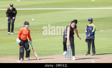 Sparks Emily Arlott Bowling in Birmingham, Großbritannien, während der Rachel Heyhoe Flint Trophy zwischen Central Sparks und The Blaze am 05. September 2023 um Stockfoto