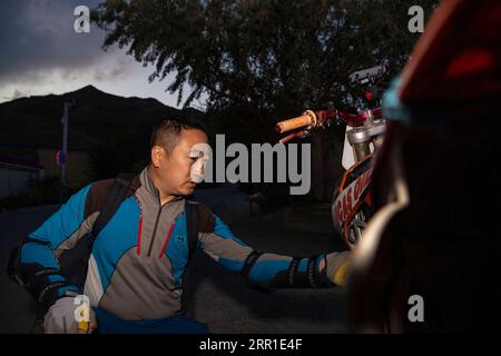 200915 -- ÜRÜMQI, 15. September 2020 -- Foto vom 10. September 2020 zeigt den Motorradfahrer Gao Dongxu, der sein Fahrrad nach einer Fahrt in den Bergen in der Nähe von Ürümqi, Nordwestchinas autonomer Region Xinjiang Uygur, überprüft. Gao Dongxu, 39 Jahre alt, und seine Freunde sind Langlaufbegeisterte, die gerne neue Reitwege in den Bergen erkunden. SPCHINA-URUMQI-MOTORRAD-CROSS COUNTRYCN HuxHuhu PUBLICATIONxNOTxINxCHN Stockfoto