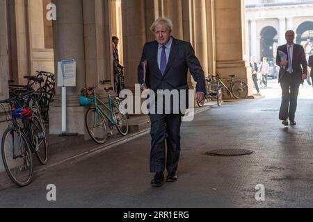 200915 -- LONDON, 15. September 2020 -- der britische Premierminister Boris Johnson geht zurück zur 10 Downing Street nach einem Kabinettstreffen in London, Großbritannien, 15. September 2020. Der britische Premierminister Boris Johnson räumte am Montag eine große Hürde im britischen Unterhaus ein, als die Gesetzgeber eine Anfechtung seines umstrittenen Binnenmarktrechts ablehnten. Foto von /Xinhua GROSSBRITANNIEN-LONDON-BINNENMARKTRECHNUNG-ZWEITE LESUNG RayxTang PUBLICATIONxNOTxINxCHN Stockfoto