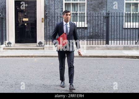 200915 -- LONDON, 15. September 2020 -- Rishi Sunak, britischer Schatzkanzler, verlässt 10 Downing Street für eine Kabinettssitzung in London, Großbritannien, 15. September 2020. Der britische Premierminister Boris Johnson räumte am Montag eine große Hürde im britischen Unterhaus ein, als die Gesetzgeber eine Anfechtung seines umstrittenen Binnenmarktrechts ablehnten. Foto von /Xinhua GROSSBRITANNIEN-LONDON-BINNENMARKTRECHNUNG-ZWEITE LESUNG RayxTang PUBLICATIONxNOTxINxCHN Stockfoto