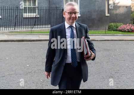 200915 -- LONDON, 15. September 2020 -- Michael Gove, britischer Minister für das Kabinett und Kanzler des Herzogtums Lancaster, kommt am 15. September 2020 in der Downing Street zu einer Kabinettssitzung in London, Großbritannien, an. Der britische Premierminister Boris Johnson räumte am Montag eine große Hürde im britischen Unterhaus ein, als die Gesetzgeber eine Anfechtung seines umstrittenen Binnenmarktrechts ablehnten. Foto von /Xinhua GROSSBRITANNIEN-LONDON-BINNENMARKTRECHNUNG-ZWEITE LESUNG RayxTang PUBLICATIONxNOTxINxCHN Stockfoto