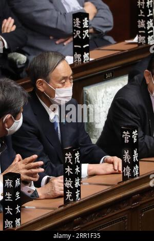 200916 -- TOKIO, 16. September 2020 -- Yoshihide Suga wartet auf die Ergebnisse einer Parlamentswahl in Tokio, Japan, am 16. September 2020. Yoshihide Suga, der neue Führer der Liberal Democratic Party, wurde am Mittwoch zum neuen japanischen Premierminister gewählt, um Shinzo Abe in einer außerordentlichen Parlamentssitzung zu folgen. JAPAN-TOKIO-YOSHIHIDE SUGA-NEW PM DUXXIAOYI PUBLICATIONXNOTXINXCHN Stockfoto