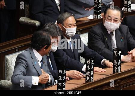 200916 -- TOKIO, 16. September 2020 -- Yoshihide Suga 2nd, R wartet auf die Ergebnisse einer Parlamentswahl in Tokio, Japan, am 16. September 2020. Yoshihide Suga, der neue Führer der Liberal Democratic Party, wurde am Mittwoch zum neuen japanischen Premierminister gewählt, um Shinzo Abe in einer außerordentlichen Parlamentssitzung zu folgen. JAPAN-TOKIO-YOSHIHIDE SUGA-NEW PM DUXXIAOYI PUBLICATIONXNOTXINXCHN Stockfoto