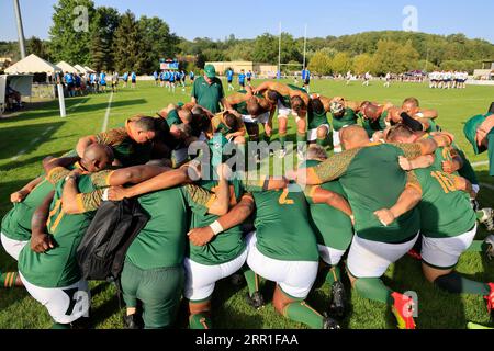 Sarlat, Frankreich. September 2023. Rugby-Weltmeisterschaft der Parlamentarier 2023 in Frankreich. Zweite Kurve. Match Irland - Südafrika. Die irische Parlamentsmannschaft (in weiß) gewann das Spiel gegen die südafrikanische Parlamentsmannschaft (in Grün) in der Hitze und in freundlicher Atmosphäre in Sarlat in der Dordogne. Sarlat-la-Canéda, Dordogne, Périgord Noir, Frankreich, Europa. Foto: Hugo Martin Alamy Live News Stockfoto