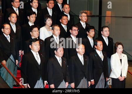 200916 -- TOKIO, 16. September 2020 -- Japans neuer Premierminister Yoshihide Suga C posiert nach dem ersten Kabinettsgespräch in Tokio, Japan, 16. September 2020 für ein Gruppenfoto mit seinen Kabinettsmitgliedern. /Pool über Xinhua JAPAN-TOKYO-YOSHIHIDE SUGA-CABINET RodrigoxReyesxMarin PUBLICATIONxNOTxINxCHN Stockfoto