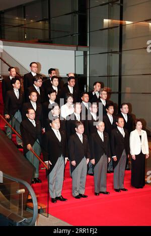 200916 -- TOKIO, 16. September 2020 -- Japans neuer Premierminister Yoshihide Suga C posiert nach dem ersten Kabinettsgespräch in Tokio, Japan, 16. September 2020 für ein Gruppenfoto mit seinen Kabinettsmitgliedern. /Pool über Xinhua JAPAN-TOKYO-YOSHIHIDE SUGA-CABINET RodrigoxReyesxMarin PUBLICATIONxNOTxINxCHN Stockfoto