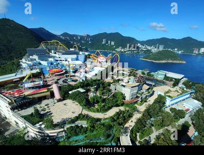 200916 -- HONGKONG, 16. September 2020 -- mit dem Mobiltelefon aufgenommenes Foto zeigt einen Blick auf den Ocean Park in Hongkong, Südchina, 15. Juni 2020. Hongkongs berühmter Themenpark Ocean Park sagte am Dienstag, dass er am Freitag wieder in Betrieb genommen wird, nachdem er aufgrund des COVID-19-Ausbruchs für mehr als zwei Monate vorübergehend wieder geschlossen wurde. CHINA-HONG KONG-OCEAN PARK-REOPEN CN WANGXSHEN PUBLICATIONXNOTXINXCHN Stockfoto