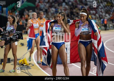 Amber Anning und Nicole Yeargin mit der Flagge ihres Landes im 4x400 Meter-Relais bei den Leichtathletik-Weltmeisterschaften in Budapest Stockfoto