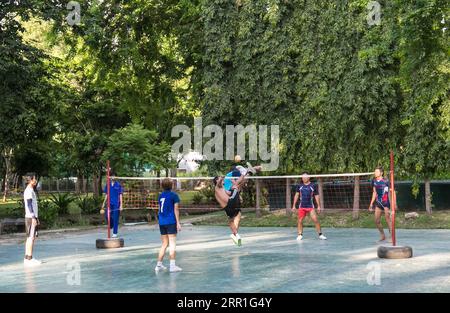 200917 -- BANGKOK, 17. September 2020 -- Leute spielen Sepak Takraw im Lumpini Park in Bangkok, Thailand, 24. August 2020. Die großen und kleinen Stadtparks in Bangkok sind nicht nur ausgezeichnete Orte für die Bürger zum Entspannen und Sport, sondern auch ein wichtiger Teil des ökologischen Gleichgewichts der Stadt. Die Kommunalverwaltung erweitert die Grünfläche der Stadt durch das Anpflanzen von Bäumen und den Bau neuer Parks. CitySketchTHAILAND-BANGKOK ZhangxKeren PUBLICATIONxNOTxINxCHN Stockfoto