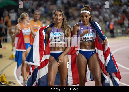 Amber Anning und Nicole Yeargin mit der Flagge ihres Landes im 4x400 Meter-Relais bei den Leichtathletik-Weltmeisterschaften in Budapest Stockfoto