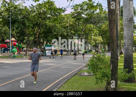 200917 -- BANGKOK, 17. September 2020 -- Menschen joggen im Lumpini Park in Bangkok, Thailand, 24. August 2020. Die großen und kleinen Stadtparks in Bangkok sind nicht nur ausgezeichnete Orte für die Bürger zum Entspannen und Sport, sondern auch ein wichtiger Teil des ökologischen Gleichgewichts der Stadt. Die Kommunalverwaltung erweitert die Grünfläche der Stadt durch das Anpflanzen von Bäumen und den Bau neuer Parks. CitySketchTHAILAND-BANGKOK ZhangxKeren PUBLICATIONxNOTxINxCHN Stockfoto