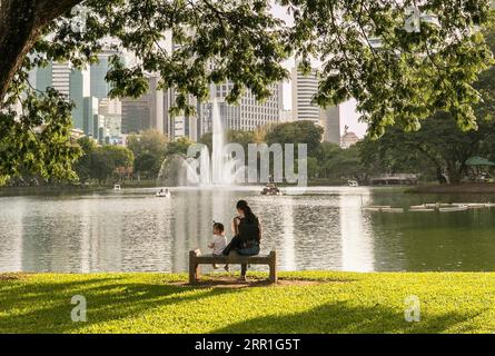 200917 -- BANGKOK, 17. September 2020 -- die Menschen genießen ihre Freizeit an einem See im Lumpini Park in Bangkok, Thailand, 24. August 2020. Die großen und kleinen Stadtparks in Bangkok sind nicht nur ausgezeichnete Orte für die Bürger zum Entspannen und Sport, sondern auch ein wichtiger Teil des ökologischen Gleichgewichts der Stadt. Die Kommunalverwaltung erweitert die Grünfläche der Stadt durch das Anpflanzen von Bäumen und den Bau neuer Parks. CitySketchTHAILAND-BANGKOK ZhangxKeren PUBLICATIONxNOTxINxCHN Stockfoto