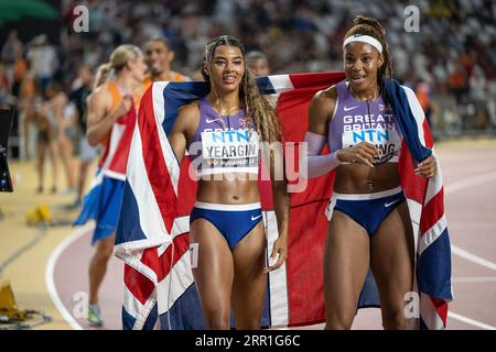 Amber Anning und Nicole Yeargin mit der Flagge ihres Landes im 4x400 Meter-Relais bei den Leichtathletik-Weltmeisterschaften in Budapest Stockfoto