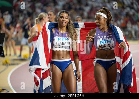 Amber Anning und Nicole Yeargin mit der Flagge ihres Landes im 4x400 Meter-Relais bei den Leichtathletik-Weltmeisterschaften in Budapest Stockfoto