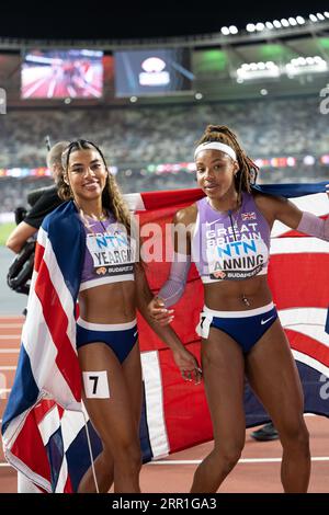 Amber Anning und Nicole Yeargin mit der Flagge ihres Landes im 4x400 Meter-Relais bei den Leichtathletik-Weltmeisterschaften in Budapest Stockfoto