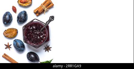 Hausgemachte Pflaumenmarmelade mit Zimt, in einem Glas auf weißem Hintergrund Stockfoto